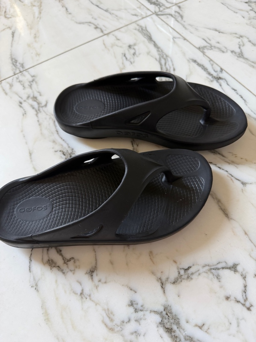 OOFOS Men’s 9, Women’s 11 — Unisex Black flip flop thong sandals